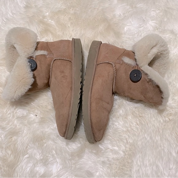 Ugg Short Womens Boots Size 8! - Picture 8 of 16